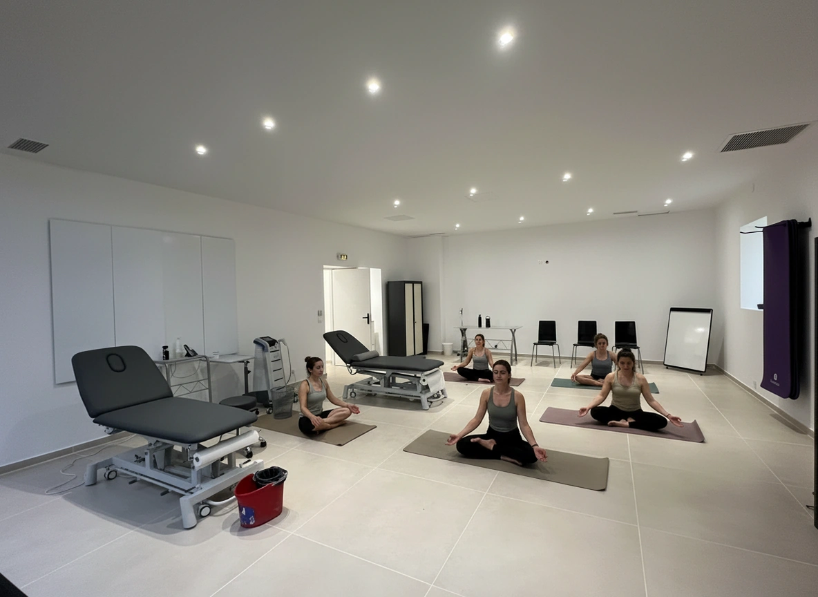 Séance de yoga thérapeutique en groupe avec instructrice au cabinet PhysioZone Marseille 13013